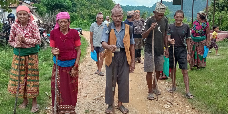 शिविरमा स्वास्थ्य जाँच गराएर घरतिर